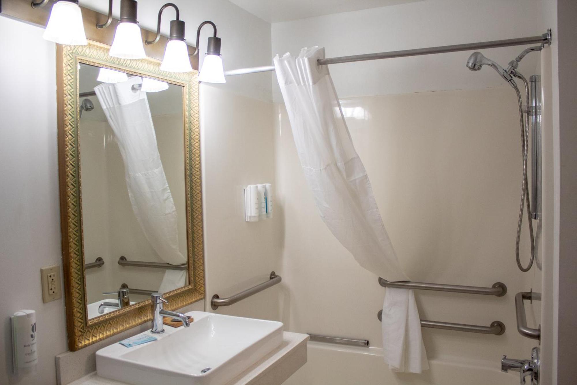 Country Inn & Suites By Radisson, Big Rapids, Mi מראה חיצוני תמונה