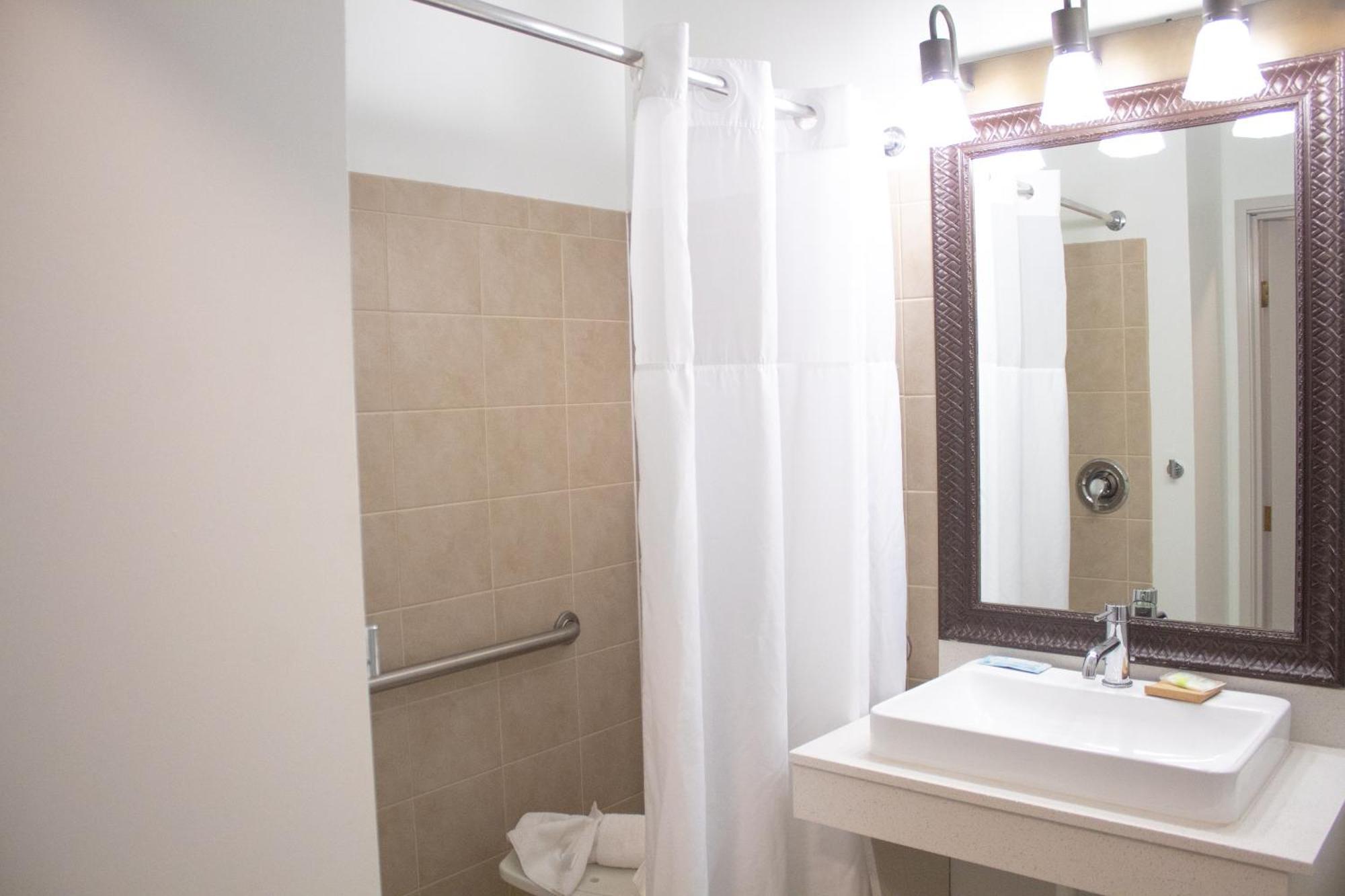 Country Inn & Suites By Radisson, Big Rapids, Mi מראה חיצוני תמונה